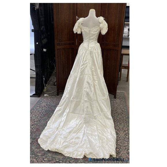 Alfred Angelo Vintage Wedding Dress and Veil - Picture 7 of 10